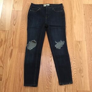 Free People SZ 26, busted knee skinny jeans.